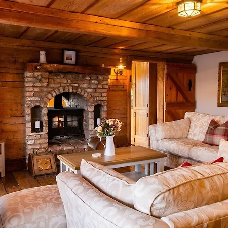 Prázdninový dům Lakeland 400 Year Old Bavarian With Private Hot Tub Pet Friendly Kinlough