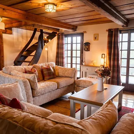 Lakeland 400 Year Old Bavarian With Private Hot Tub Pet Friendly Kinlough