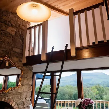 Prázdninový dům Lakeland 400 Year Old Bavarian With Private Hot Tub Pet Friendly Kinlough